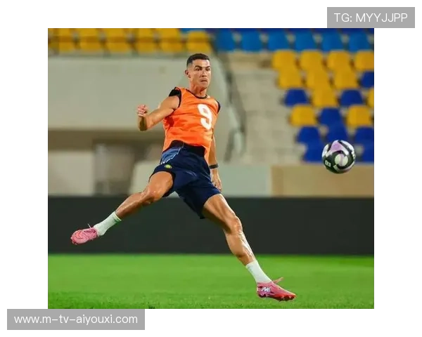 C罗被曝私下教授年轻球员射门技巧，传帮带形象受赞